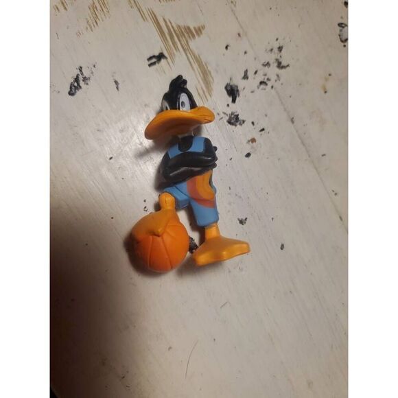 SPACE JAM LOONEY TUNES MINIATURE DAFFY DUCK BASKETBALL 1.75” FIGURE WARNER BROS - Picture 1 of 1